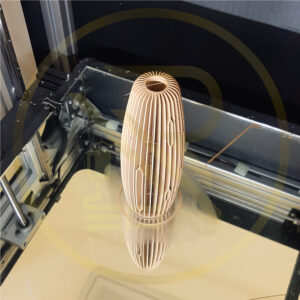 طرح و مدل گلدان چوبی با فیلامنت چوبی pla و به روش fdm پرینت سه بعدی شده است