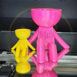 پرینت سه بعدی مدل آدم فضایی با رنگ های صورتی و زرد با کیفیت بالا و قیمت مناسب تولید شده است