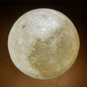 پرینت سه بعدی آباژور طرح ماه دارای چراغ خواب با فیلامنت abs انجام شده است