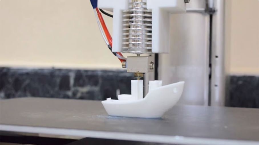 پرینتر سه بعدی در حال پرینت 3DBenchy